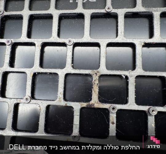 תקריב של מקלדת מחשב ללא מקשים, ברגים גלויים